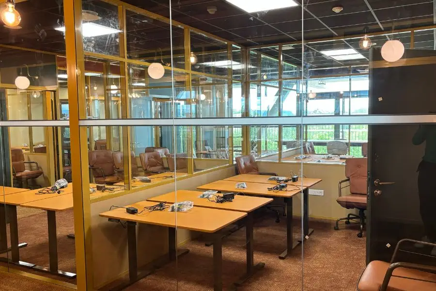 Bureaux privatifs modernes et lumineux à Now Coworking Metz, offrant un environnement de travail calme et professionnel.