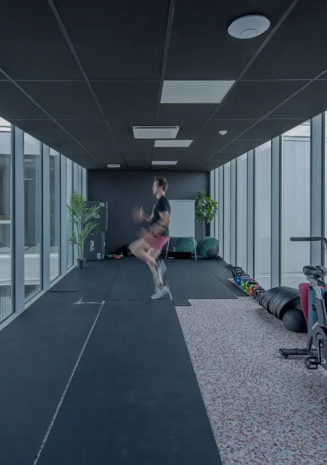 Coworker en activité dans une salle de sport lumineuse à Nantes.