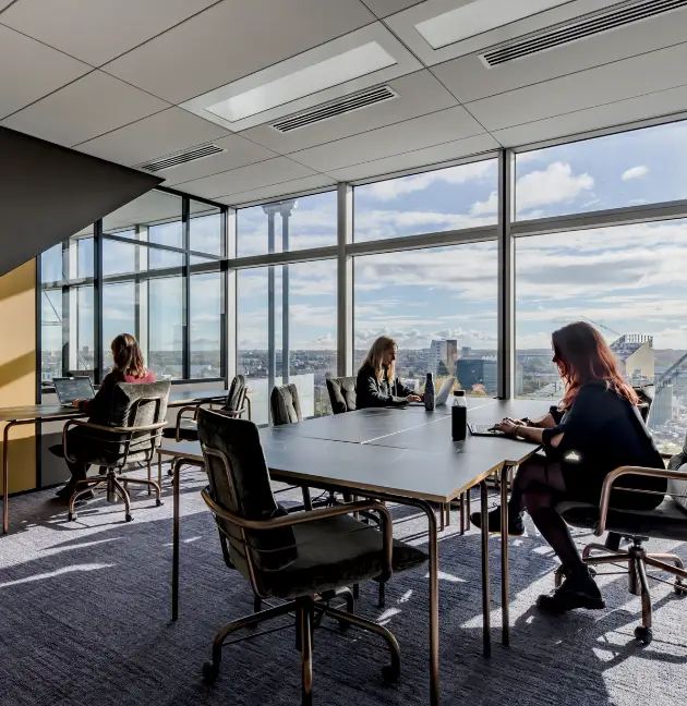 Vue d’un espace de coworking lumineux au Now Lilleurope, à Lille.