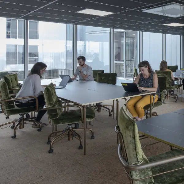 Coworkers en réunion dans un espace de travail lumineux à Nantes.