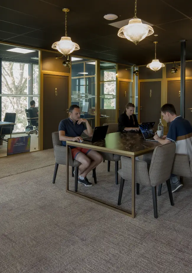 Coworkers travaillant dans un espace partagé lumineux à Nantes.