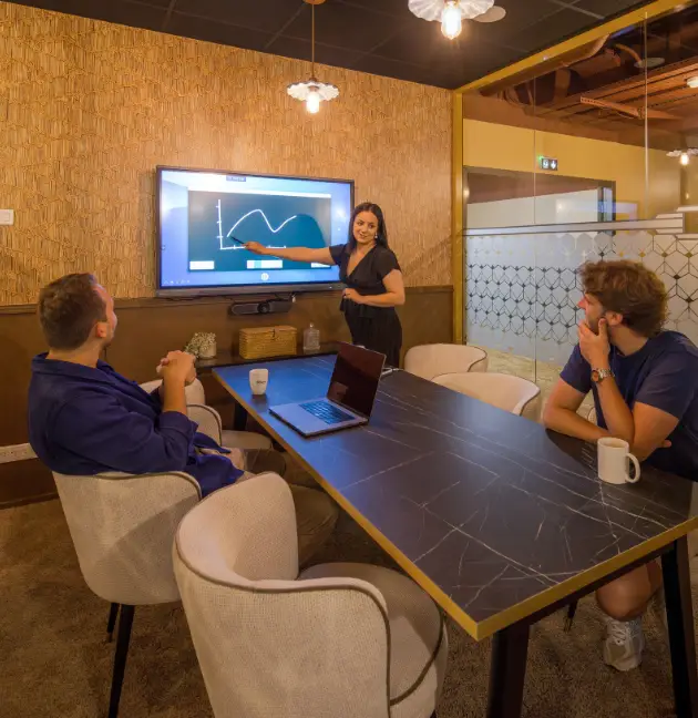 Salle de réunion équipée et moderne à Now coworking Metz.