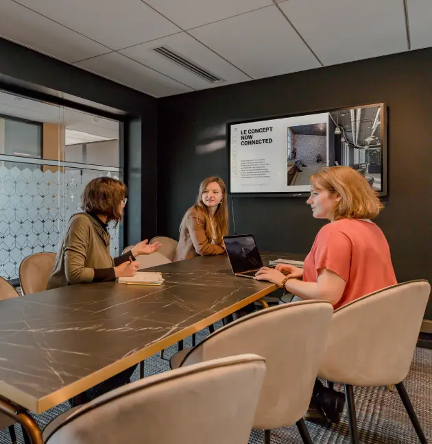 Coworkers en réunion dans une salle élégante du Now Lilleurope.