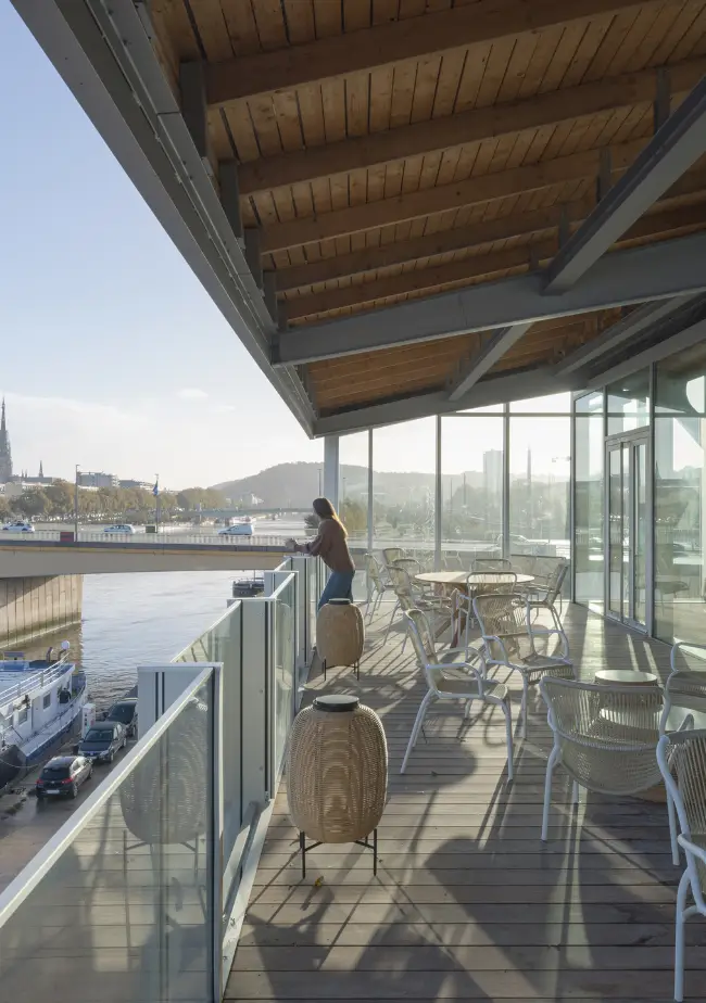 Terrasse en bois avec vue sur la Seine et la Cathédrale à Now coworking Rouen.