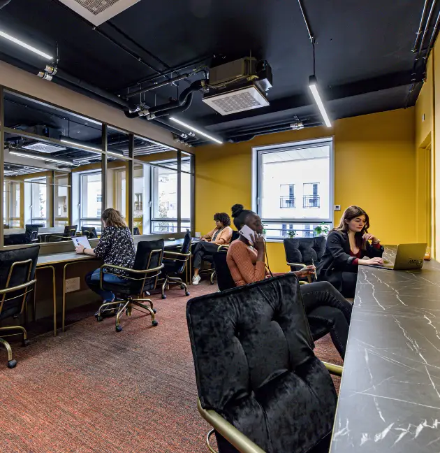 Vue d’un espace de bureaux partagés lumineux et confortables à la Garenne-Colombes