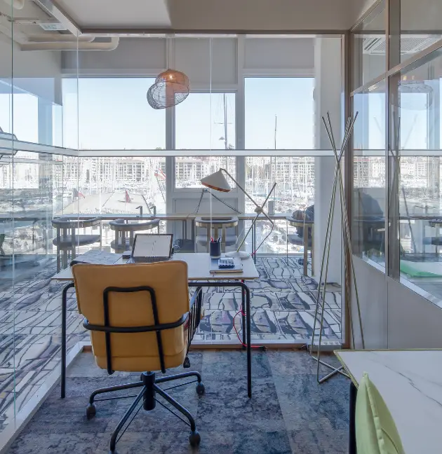 Bureau privé à Now coworking Marseille avec vue panoramique sur le Vieux-Port.