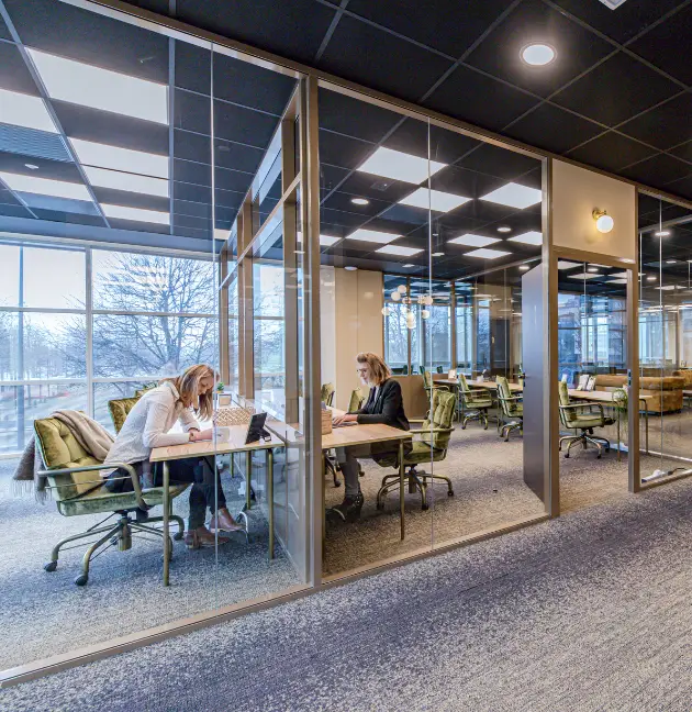 Vue d’un espace de coworking vitré et lumineux à Saint-Denis