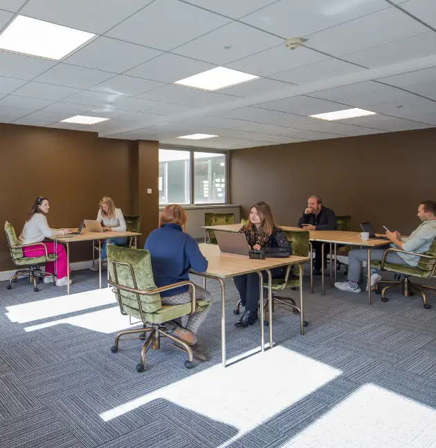 Coworkers travaillant dans un espace de bureaux lumineux à Courbevoie.