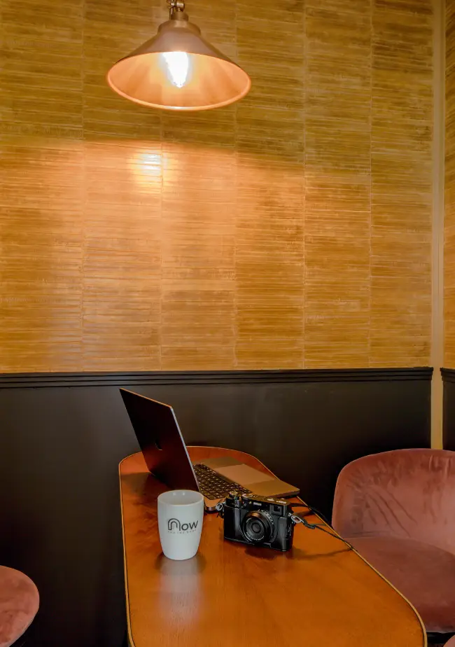 Vue d’un espace cosy avec une tasse de café et une lumière tamisée chez Now coworking La Défense