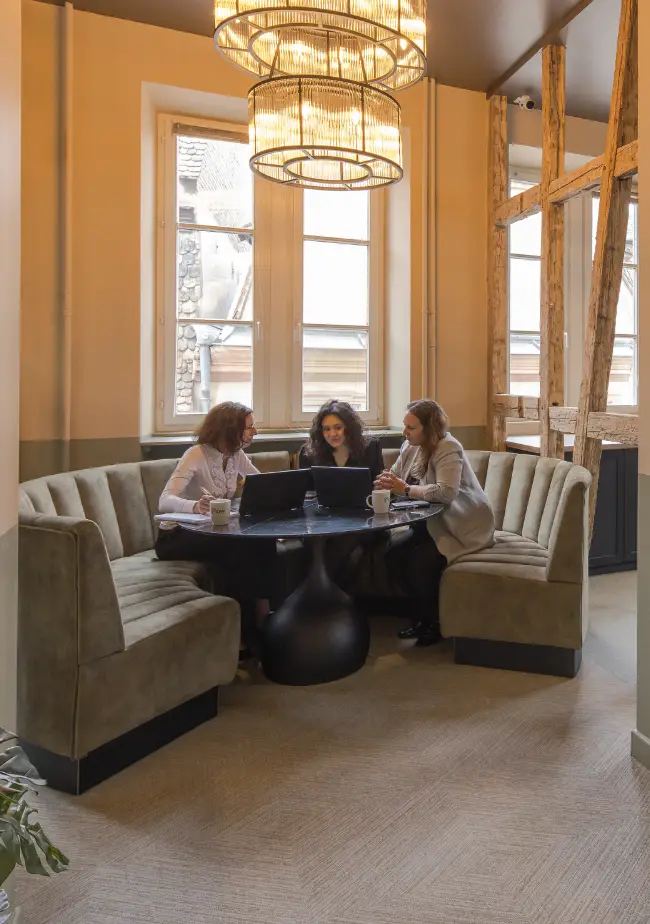 Une salle de réunion lumineuse et élégante à Now coworking Strasbourg.