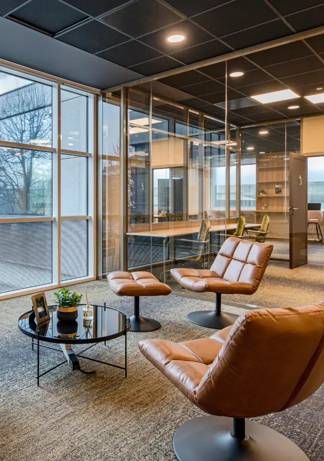 Coin détente moderne avec fauteuils design à Now coworking Saint-Denis