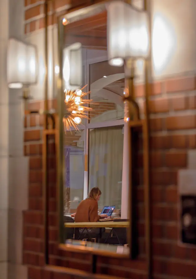 Coworker concentré dans un espace calme avec vue sur un miroir design.