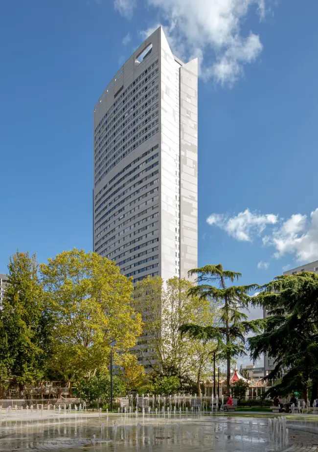 Coworkers profitant d’un espace détente à Now Courbevoie Tour Ciel.