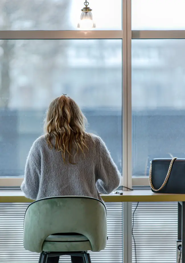 Poste de travail individuel avec vue à Now coworking Saint-Denis