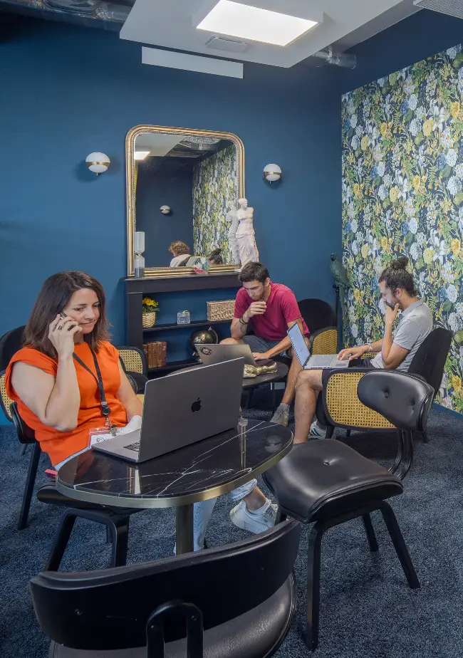 Coworkers échangeant dans un espace cosy et élégant à Now coworking Toulouse