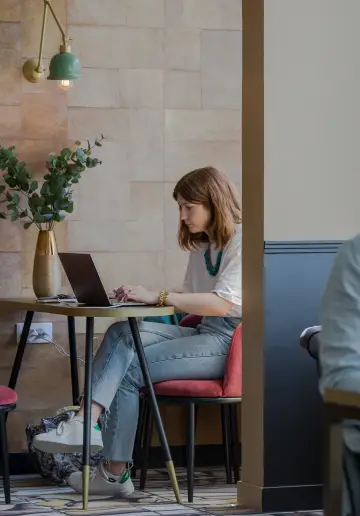 Poste de travail dédié dans un espace lumineux à Now Courbevoie SmartParc.