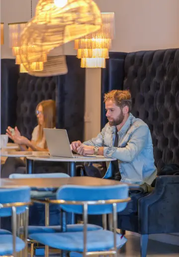 Poste de travail individuel dans un cadre lumineux à Now coworking Marseille.