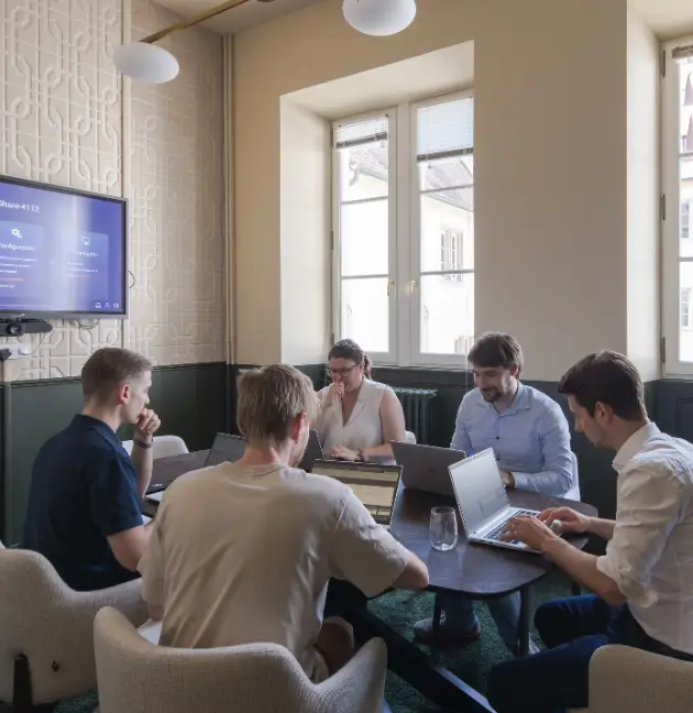 Groupe en réunion dans une salle moderne et équipée à Now coworking Strasbourg.