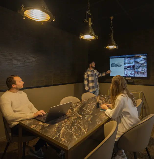 Présentation en équipe dans une salle de brainstorming du coworking Isneauville.