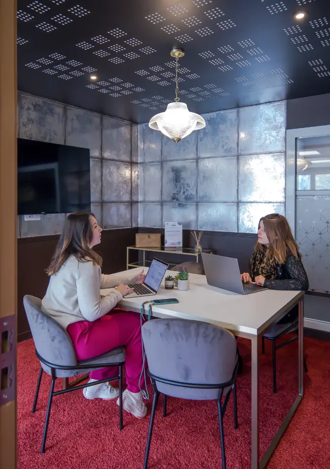 Coworkers en réunion dans une salle au design soigné à Courbevoie.