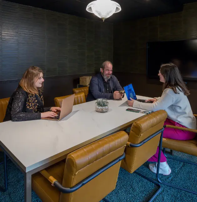 Réunion entre coworkers dans une salle moderne et confortable à Courbevoie.