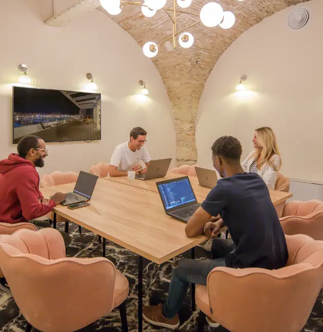 Coworkers en réunion dans une salle au décor vouté chez Now coworking Marseille.