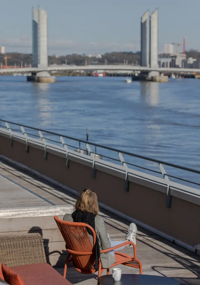 Vue sur la terrasse avec coworker à Bordeaux